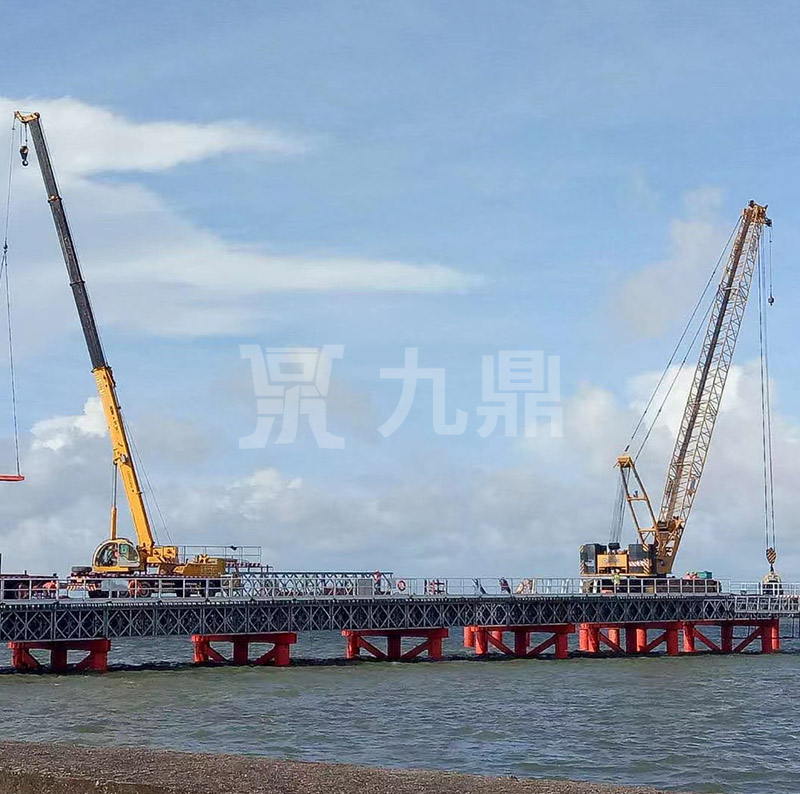 貝雷片不僅有結(jié)構(gòu)簡(jiǎn)單的優(yōu)點(diǎn)，而且它適應(yīng)性很強(qiáng)