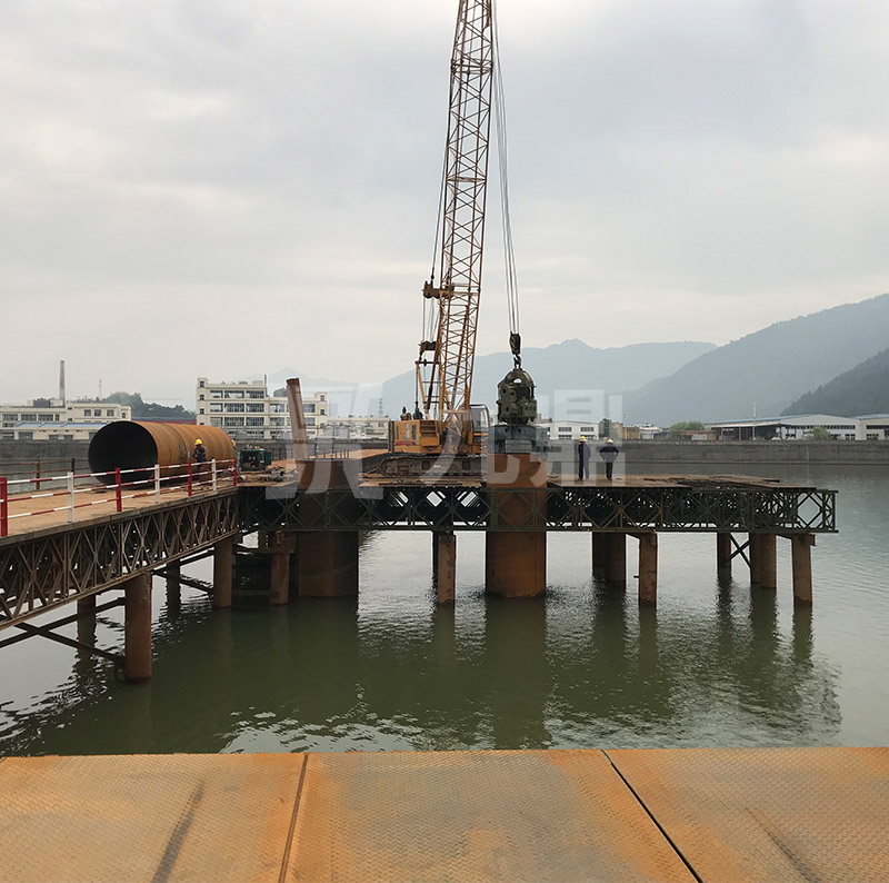   應(yīng)急貝雷鋼便橋和固定貝雷鋼便橋具有構(gòu)件少，重量輕，成本低的特點(diǎn)